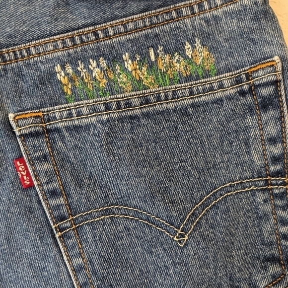 Levi's Dark Wash Floral Embroidered High Rise Cut-Off Shorts Classic Festival - Picture 8 of 10
